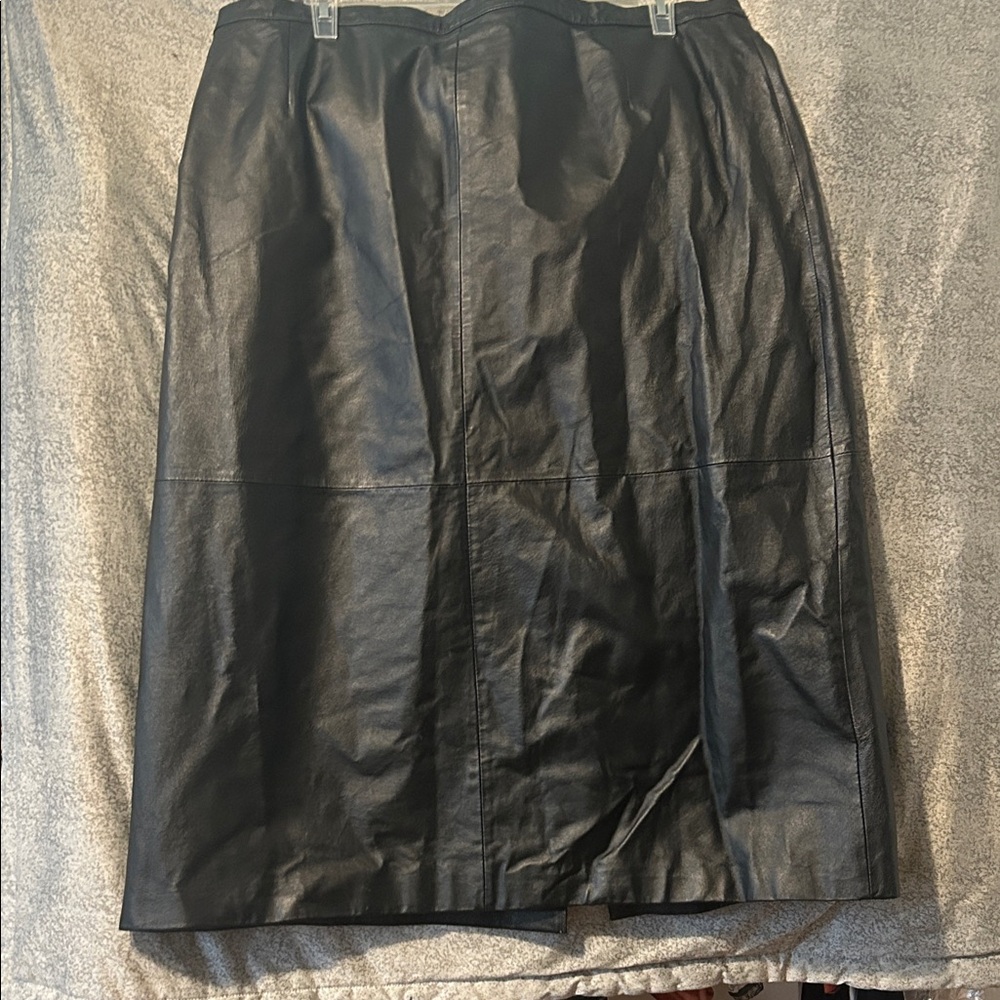 Chic Black Leather Pencil Skirt